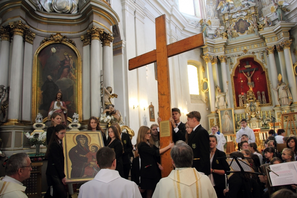 Krzyż i ikona ŚDM u łowickich pijarów