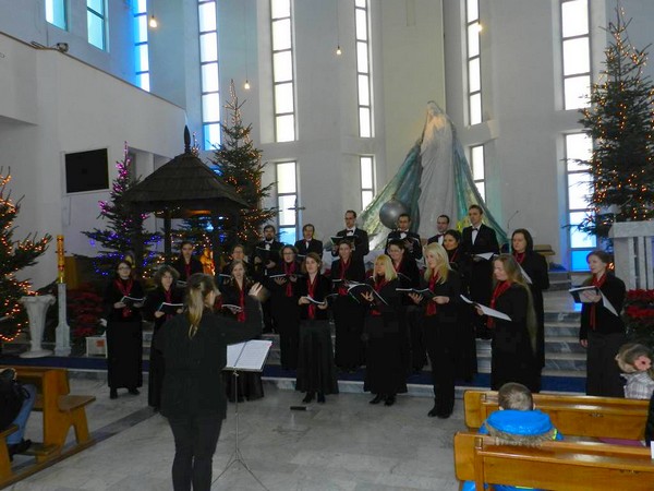 Chór Epifania pod dyrekcją Zuzanny Falkowskiej na koncercie kolędowym w Sanktuarium Matki Bożej Nauczycielki Młodzieży na Siekierkach 4.01.2015 r. 