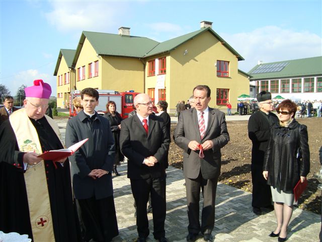 W Sierosławicach nowa szkoła z Orlikiem