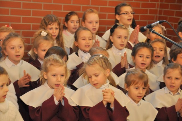 Bolszewo: Przyjęcie dzieci do Scholi "Dzieci Kalasancjusza" oraz poświęcenie strojów