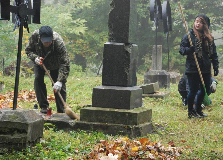 Uczniowie pijarskiego liceum porządkowali Cmentarz Łyczakowski we Lwowie