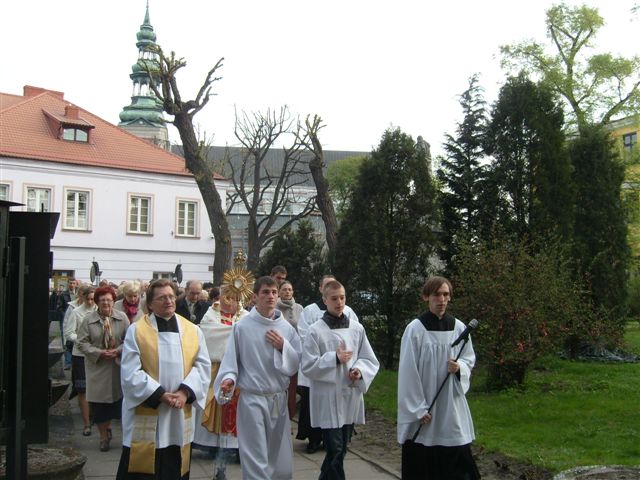 Msza św. rezurekcyjna w Łowiczu oraz w Hebdowie