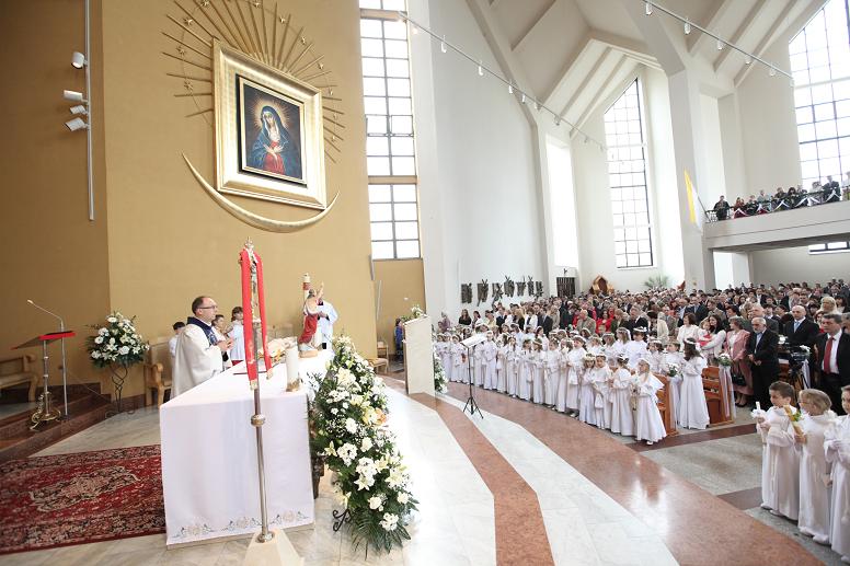 Uroczystości I Komunii świętych w kolejnych pijarskich parafiach