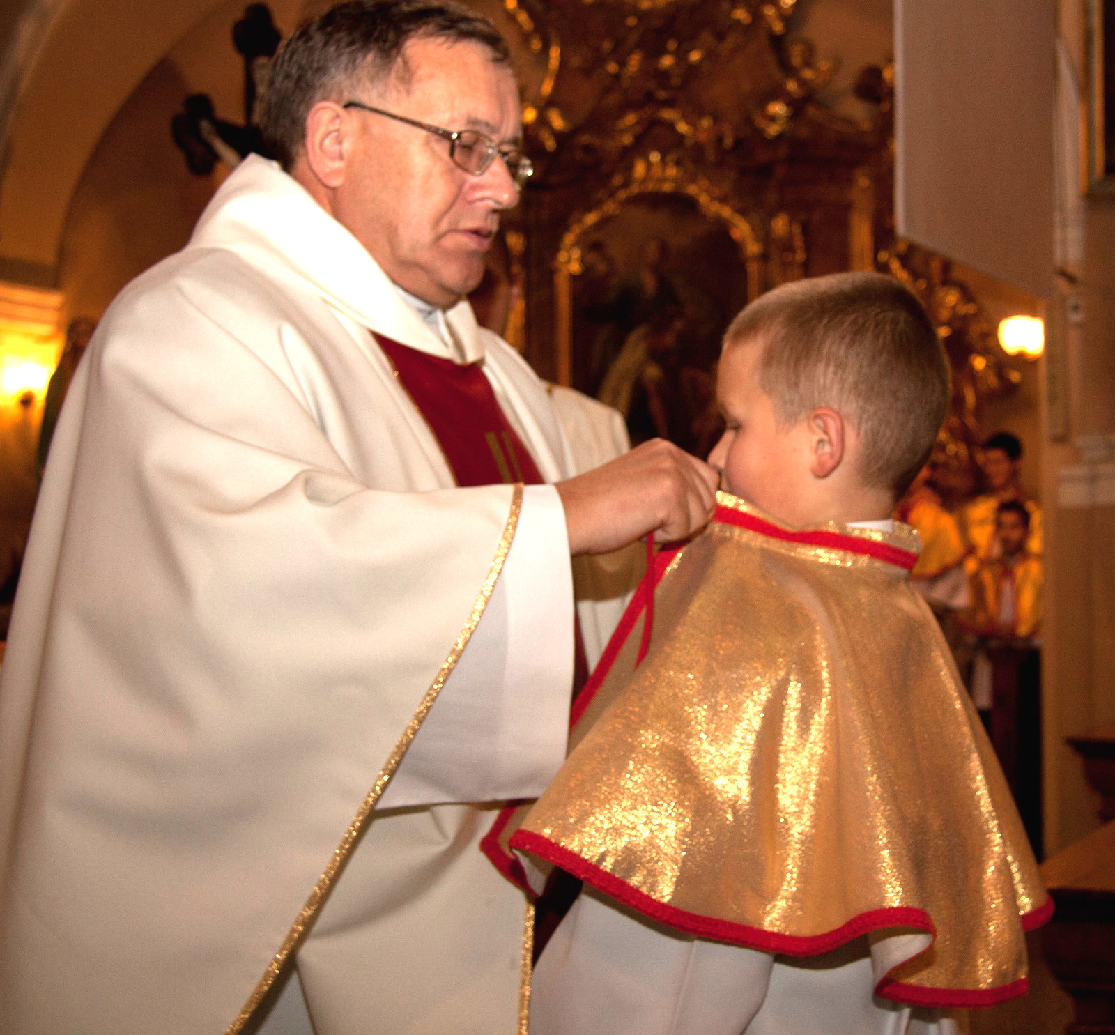 Nowi ministranci w pijarskim kościele w Jeleniej Górze-Cieplicach