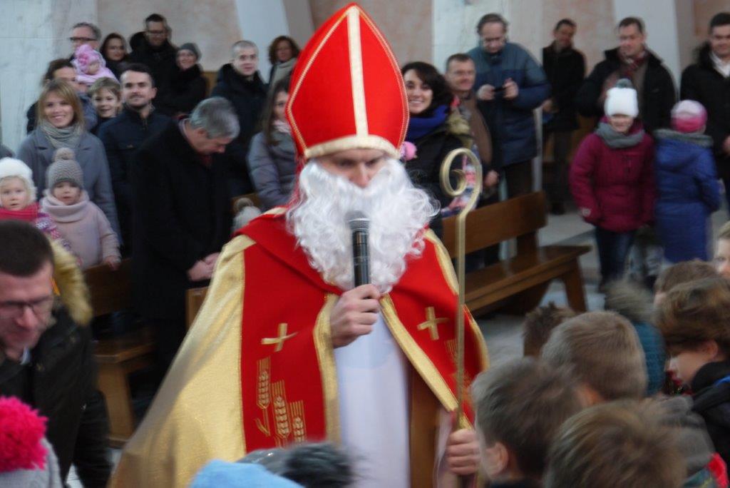 Święty Mikołaj z wizytą u dzieci w Warszawie 