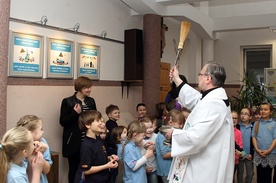  Niepowtarzalne obrazy przedstawiające Koronkę Dwunastu Gwiazd zawisły w holu Pijarskich Szkół Królowej Pokoju w Łowiczu. Relacja z Dni Otwartych Szkół w Łowiczu